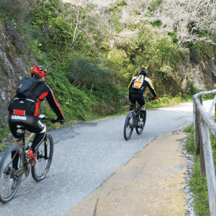 Ciclistas por la Vía Verde de la Sierra  ()