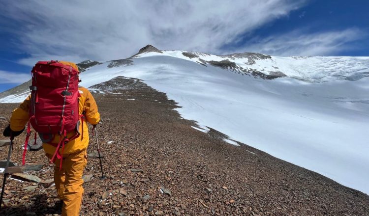 Carlos Vasquez probando la chaqueta y el pantalón Pumori Summit Series de The North Face