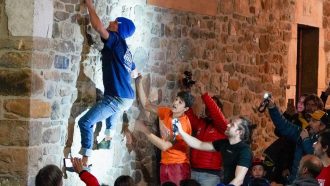 Campeonato de Escalada Urbana de Potes 2023. Foto: Carlos González ‘Coby’