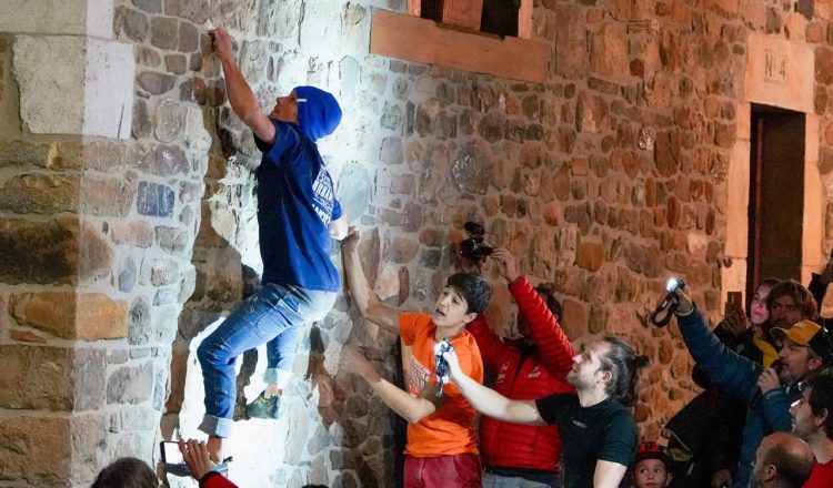 Campeonato de Escalada Urbana de Potes 2023. Foto: Carlos González ‘Coby’