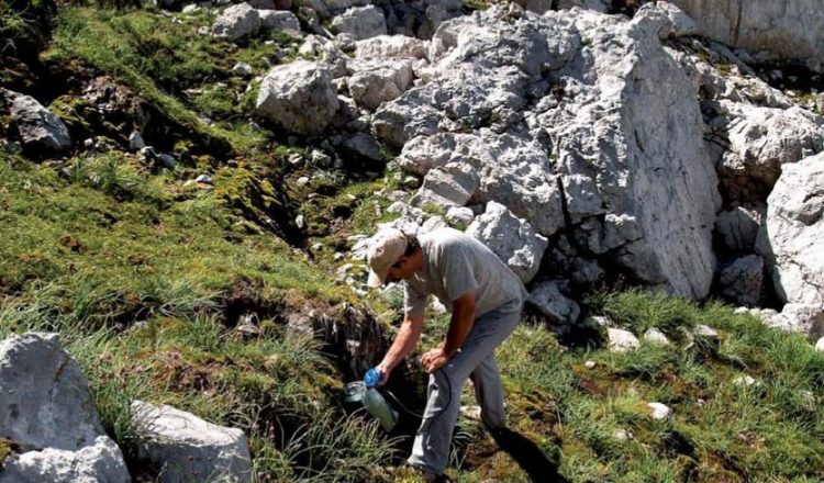 Llenando la bolsa de hidratación en la fuente Prieta. Picos de Europa  (Isidoro Rodríguez)