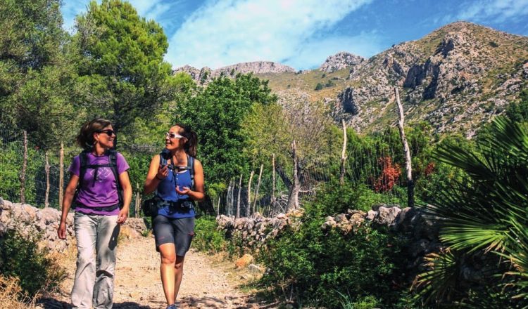 Dos excursionistas en el valle del Torrent de Galatzó