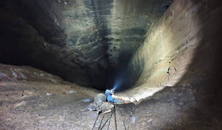 Pelut y Nofre descendiendo en su Proyecto Black Hole