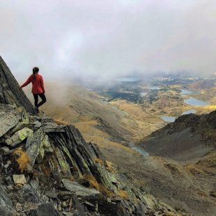 Desde la cumbre del Carlit se domina un territorio salpicado de lagos y todo el itinerario recorrido los días anteriores.