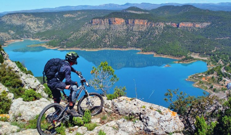 El embalse de Arenoso visto desde el cerro del Cantón. Esta es una de las atalayas de la ruta denominada Miradores Cantón-Viso, la número 9 de Enduroland.