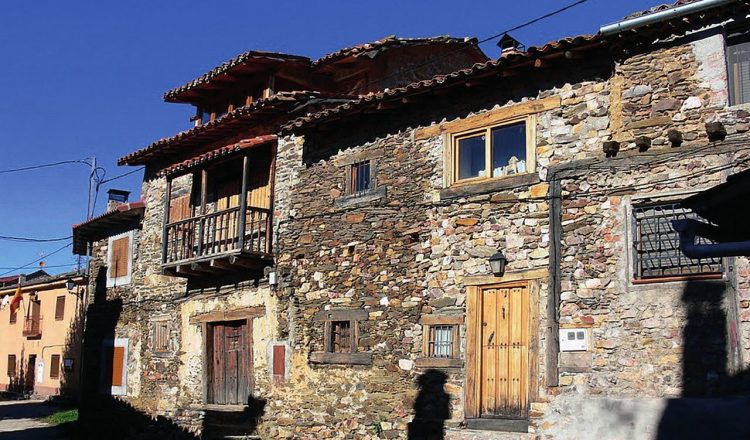 Casas de colmenar de la sierra con la tradicional arquitectura negra. 📷 Dioni Serrano