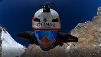 Tim Howell realiza el primer salto en traje de alas en el Aconcagua