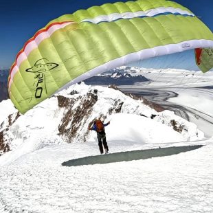 Pablo Pontoriero despegando desde la cumbre del Cerro Torre