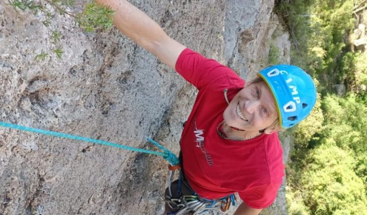 Carlos Buhler escalando en Montanejos, octubre'23. Foto: Joan Solé.
