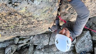 Roberto Llorente usando el casco Vapor de Black Diamond en La Pedriza