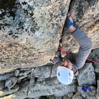 Roberto Llorente usando el casco Vapor de Black Diamond en La Pedriza