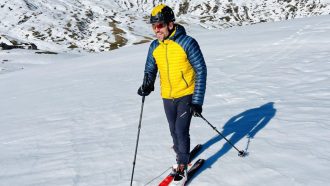 Curro González probando la chaqueta Alagna Down de Karpos.