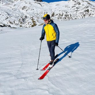 Curro González probando la chaqueta Alagna Down de Karpos.