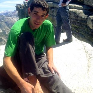 Alex Honnold en la cima del Half Dome a las 11 am del 6 de junio tras concluir en solitario la Triple Crown en 18 horas.  (Foto: cortesía Reel Rock Film Tour/Facebook)