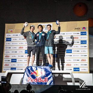 Tomoa Narasaki (1º), Jakob Schubert (2º) y Rishat Khaibullin (3º) en la prueba Combinada del Campeonato del Mundo de Escalada 2019 en Japón.