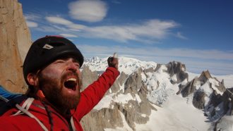 Sean Villanueva en la cima de la Aguja Guillaumet durante 'The Moonwalk traverse' al Fitz Roy.