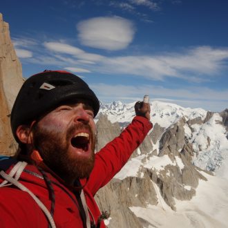 Sean Villanueva en la cima de la Aguja Guillaumet durante 'The Moonwalk traverse' al Fitz Roy.
