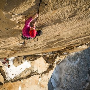 Mayan Smith-Gobat escalando el largo 31 (7c+) de la vía Riders on the Storm