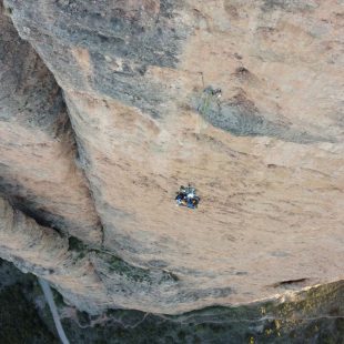 Ambiente en nuestra segunda incursión. Los tres a casi 200m compartiendo una hamaca, y con una cuerda reasegurada a la reunión del siguiente largo. Vía del Bunny, Riglos. Foto: Javi Guzmán.