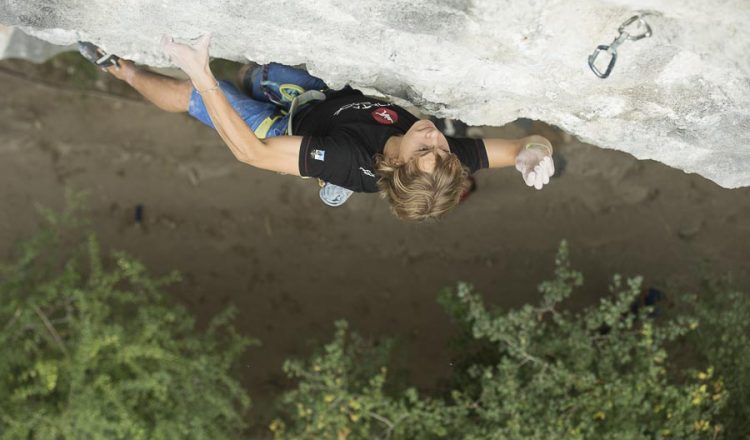 Mikel Linacisoro en Koldoren Mundua (8c+) en Araotz (Oñate). Lo encadenó el 27 octubre 2013