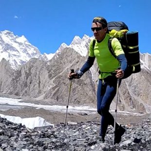 Denis Urubko transportando todo su material en el Baltoro (julio 2022), temporada en el que este estilo ascendió tres ochomiles (Broad Peak, Gasherbrum 2 y K2) en 11 días.