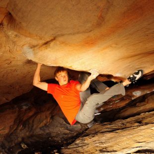 Alex Megos en Wheelchair 9a+ de la Hollow Mountain Cave (Grampians