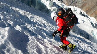 Álex Txikon en el Annapurna invernal (Foto: Andrés Navamuel).