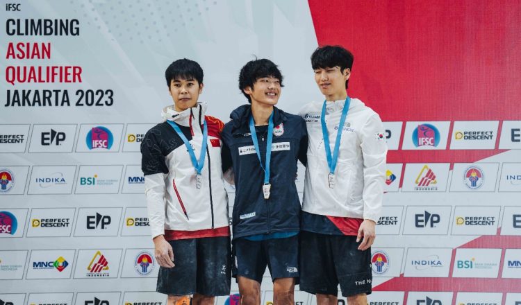 Podio de la combinada masculina del torneo clasificatorio preolímpico asiático de Jakarta 2023, con Sorato Anraku (1º), Yufei Pan (2º) y Dohyun Lee (3º) (Foto: Lena Drapella/IFSC).