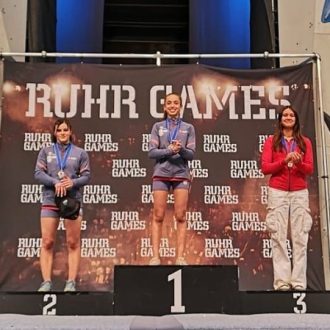 Podio Youth B femenino final de la Copa de Europa de Búlder Juvenil 2023, con Geila Macià (1ª), Júlia Benach (2ª) y Nina Hentschel (3ª) (Foto: @fedme_insta).