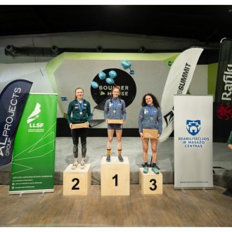 Podio Junior femenino de la Copa de Europa de Búlder Juvenil de Kaunas 2023, con Iziar Martínez (1ª), Lea Kempf (2ª) y Miriam Díez (3ª) (Foto: Irmantas Saulius - Sakura).
