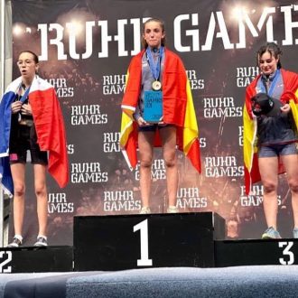 Podio Youth B femenino del Campeonato de Europa de Búlder Juvenil de Duisburg 2023, con Geila Macià (1ª), Louise Puech Yazid (2ª) y Júlia Benach (3ª) (Foto: @ruhrgames).