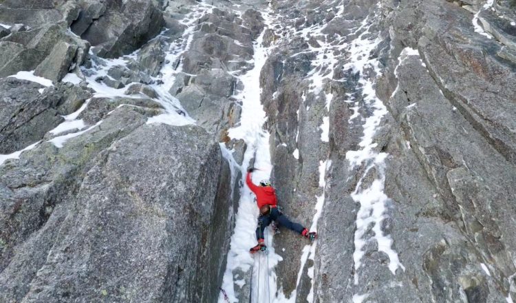 Yann Borgnet y Gregoire Laverty en 'Last chance tourism' en el macizo del Mont Blanc (Foto: @yannborgnet).