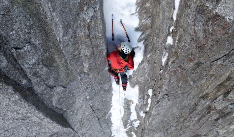 Yann Borgnet y Gregoire Laverty en 'Last chance tourism' en el macizo del Mont Blanc (Foto: @yannborgnet).