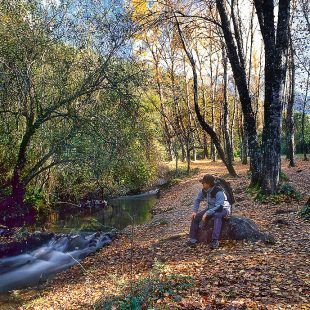 Senderista descansando en pleno Río El Bosque