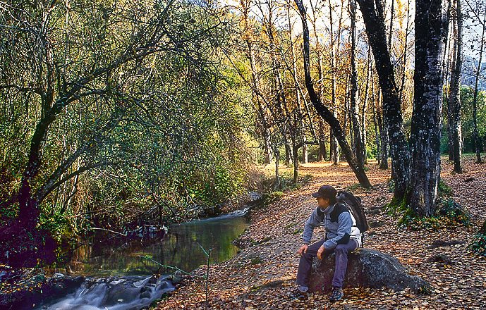 Senderista descansando en pleno Río El Bosque