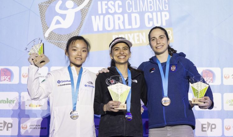 Podio femenino de la Copa del Mundo de Búlder de Brixen 2023 con Natalia Grossman (1ª), Chaehyun Seo (2ª) y Stasa Gejo (3ª) (Foto: Dimitris Tosidis/IFSC).