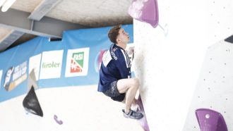 Toby Roberts en la Copa del Mundo de Búlder de Brixen 2023 (Foto: Dimitris Tosidis/IFSC).