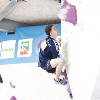 Toby Roberts en la Copa del Mundo de Búlder de Brixen 2023 (Foto: Dimitris Tosidis/IFSC).