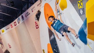 Sorato Anraku en la Copa del Mundo de Búlder de Innsbruck 2023 (Foto: Lena Drapella/IFSC).