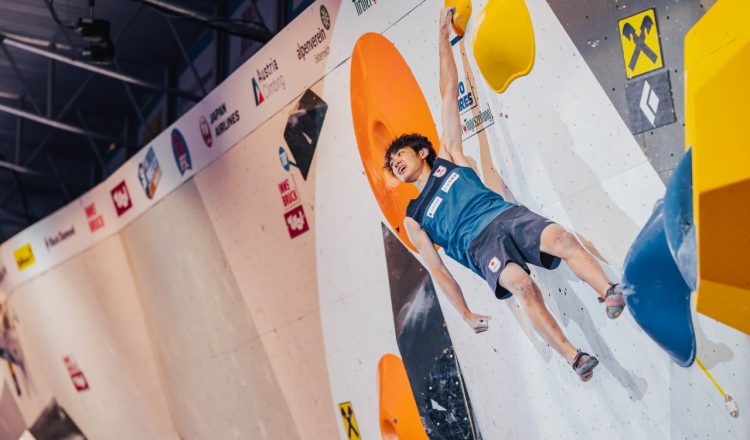 Sorato Anraku en la Copa del Mundo de Búlder de Innsbruck 2023 (Foto: Lena Drapella/IFSC).