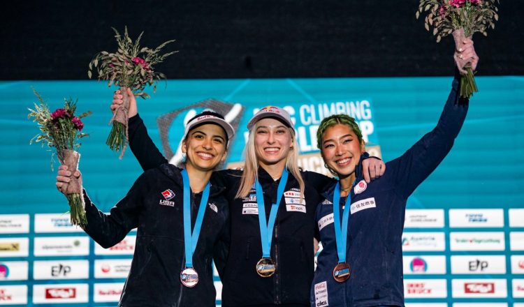 Podio femenino de la Copa del Mundo de Innsbruck 2023, con Janja Garnbret (1ª), Natalia Grossman (2ª) y Miho Nonaka (3ª) (Foto: Lena Drapella/IFSC).