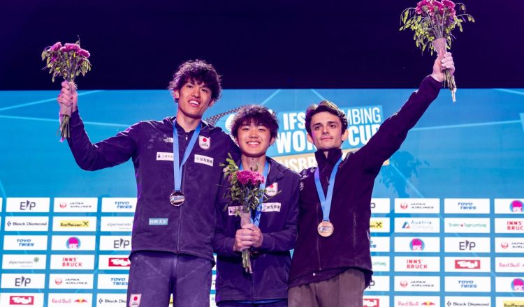 Podio masculino de la Copa del Mundo de Búlder de Innsbruck 2023, con Sorato Anraku (1º), Meichi Narasaki (2º) y Sam Avezou (3º) (Foto: Jan Virt/IFSC).