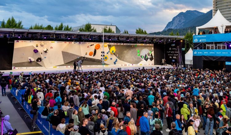 Público en la Copa del Mundo de Búlder de Innsbruck 2023 (Foto: Jan Virt/IFSC).