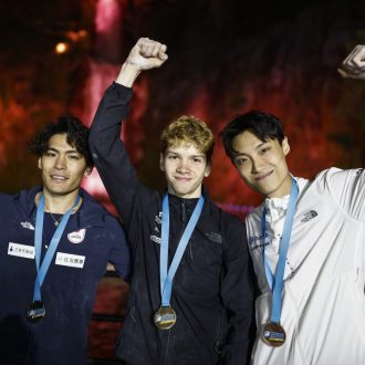 Podio masculino de la Copa del Mundo de Búlder de Seúl 2023, con Mejdi Schalck (1º), Tomoa Narasaki (2º) y Jongwon Chon (3º) (Foto: Dimitris Tosidis/IFSC).