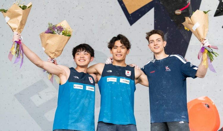 Podio masculino de la Copa del Mundo de Búlder de Salt Lake City 2023, con Tomoa Narasaki (1º), Sorato Anraku (2º) y Toby Roberts (3º) (Foto: Slobodan Miskovic/IFSC).