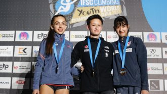 Podio Youth B del Campeonato del Mundo de Búlder Juvenil de Seúl 2023, con Analise Van Hoang (1ª), Geila Macià (2ª) y Natsumi Oda (3ª) (Foto: Dimitris Tosidis/IFSC).