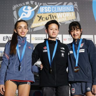 Podio Youth B del Campeonato del Mundo de Búlder Juvenil de Seúl 2023, con Analise Van Hoang (1ª), Geila Macià (2ª) y Natsumi Oda (3ª) (Foto: Dimitris Tosidis/IFSC).