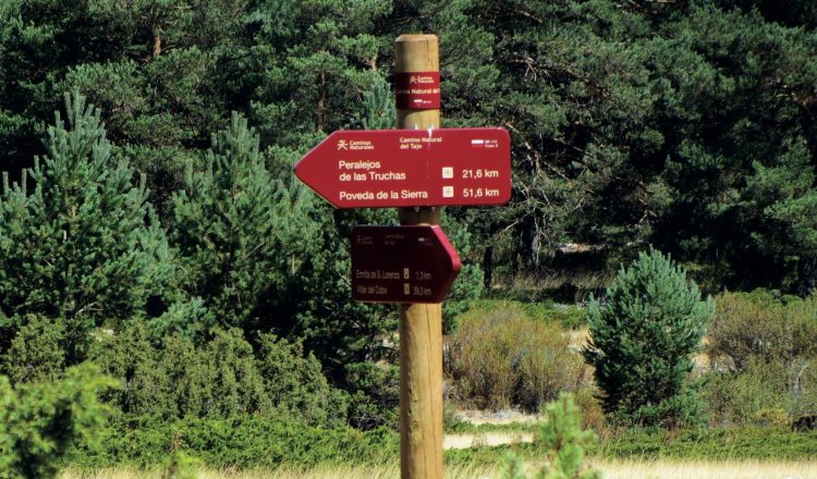 Un poste del Camino Natural del Tajo.