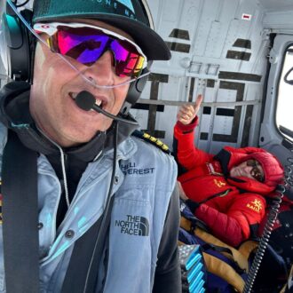 Carlos Soria en el momento de ser evacuado del campo 2 del Dhaulagiri en el helicóptero pilotado por Simone Moro.