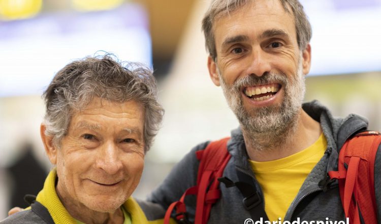 Carlos Soria y Sito Carcavilla en el aeropuerto antes de partir al Dhaulagiri (24 marzo).